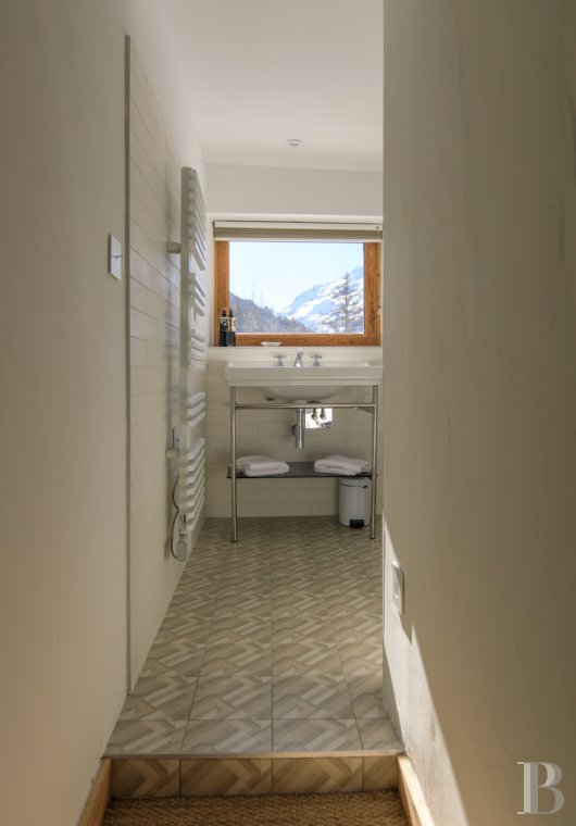 En Savoie, dans un hameau de la vallée de la Tarentaise, un grand chalet traditionnel rénové avec soin - photo  n°23
